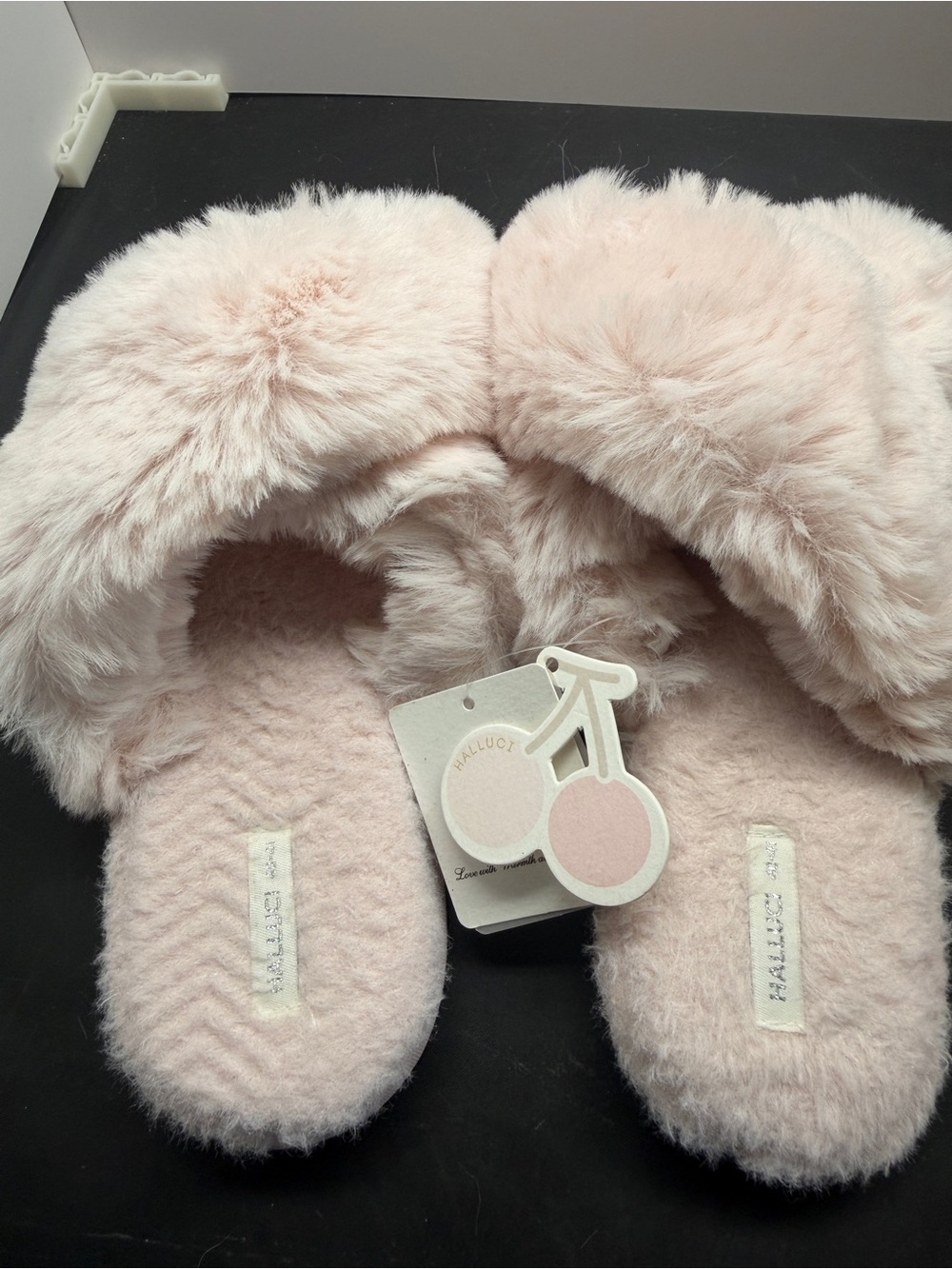 Halluci pink faux fur slippers #loungewear #cozy #slippers